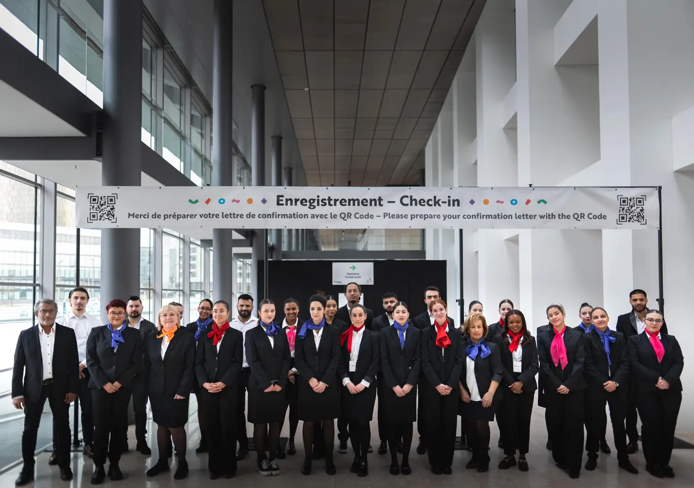 Équipe dynamique et souriante en événementiel