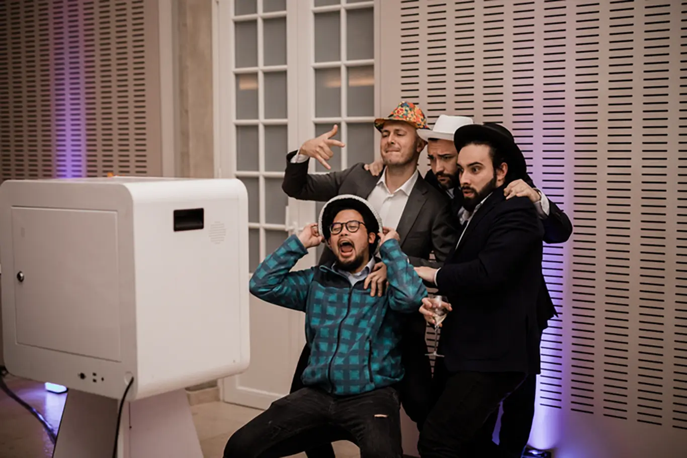 Personnes s'amusant avec un photobooth événementiel